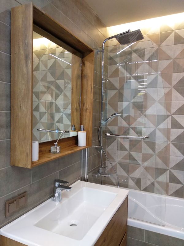 Contemporary Bathroom Features